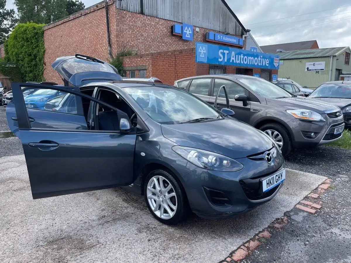 2011-mazda-mazda2-13-tamura-5d-big-4