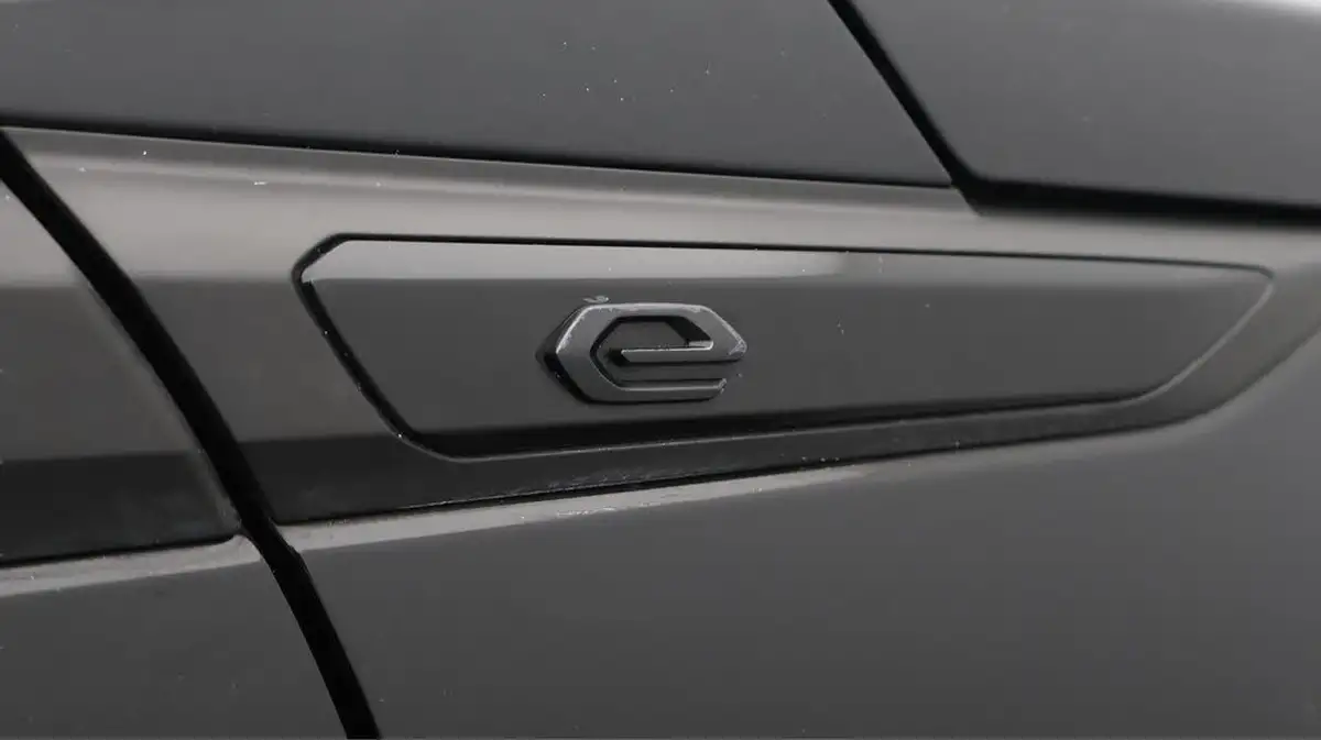2021-peugeot-2008-suv-e-active-premium-big-23