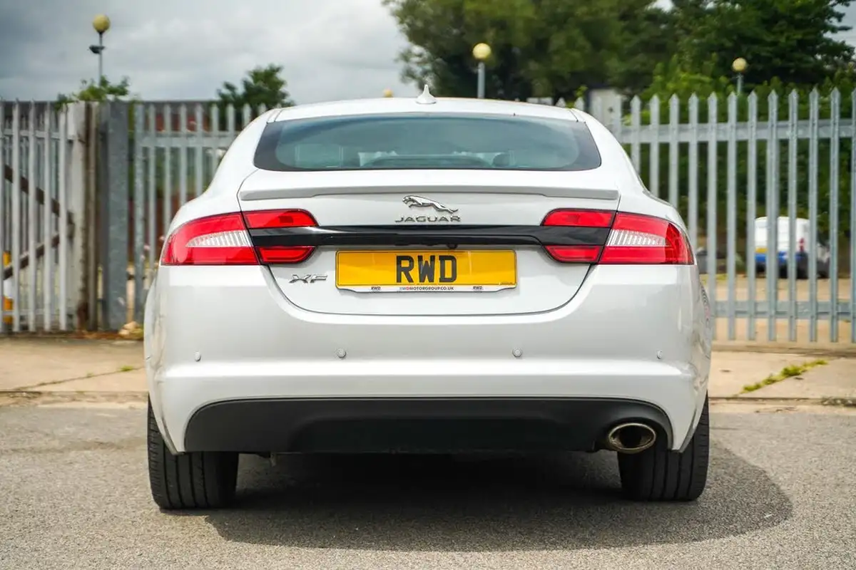 2015-jaguar-xf-22td-r-sport-black-saloon-4d-big-16