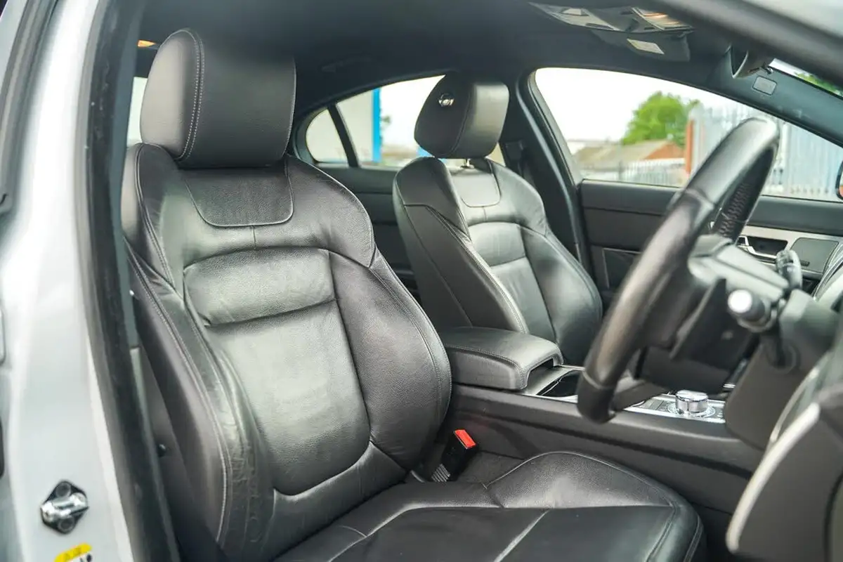 2015-jaguar-xf-22td-r-sport-black-saloon-4d-big-40