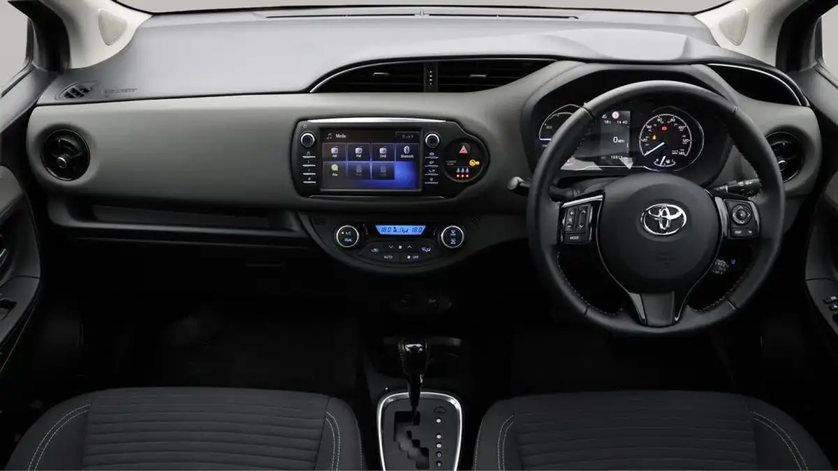 2020-toyota-yaris-15-vvt-i-icon-tech-98bhp-hybrid-1497cc-e-cvt-big-13