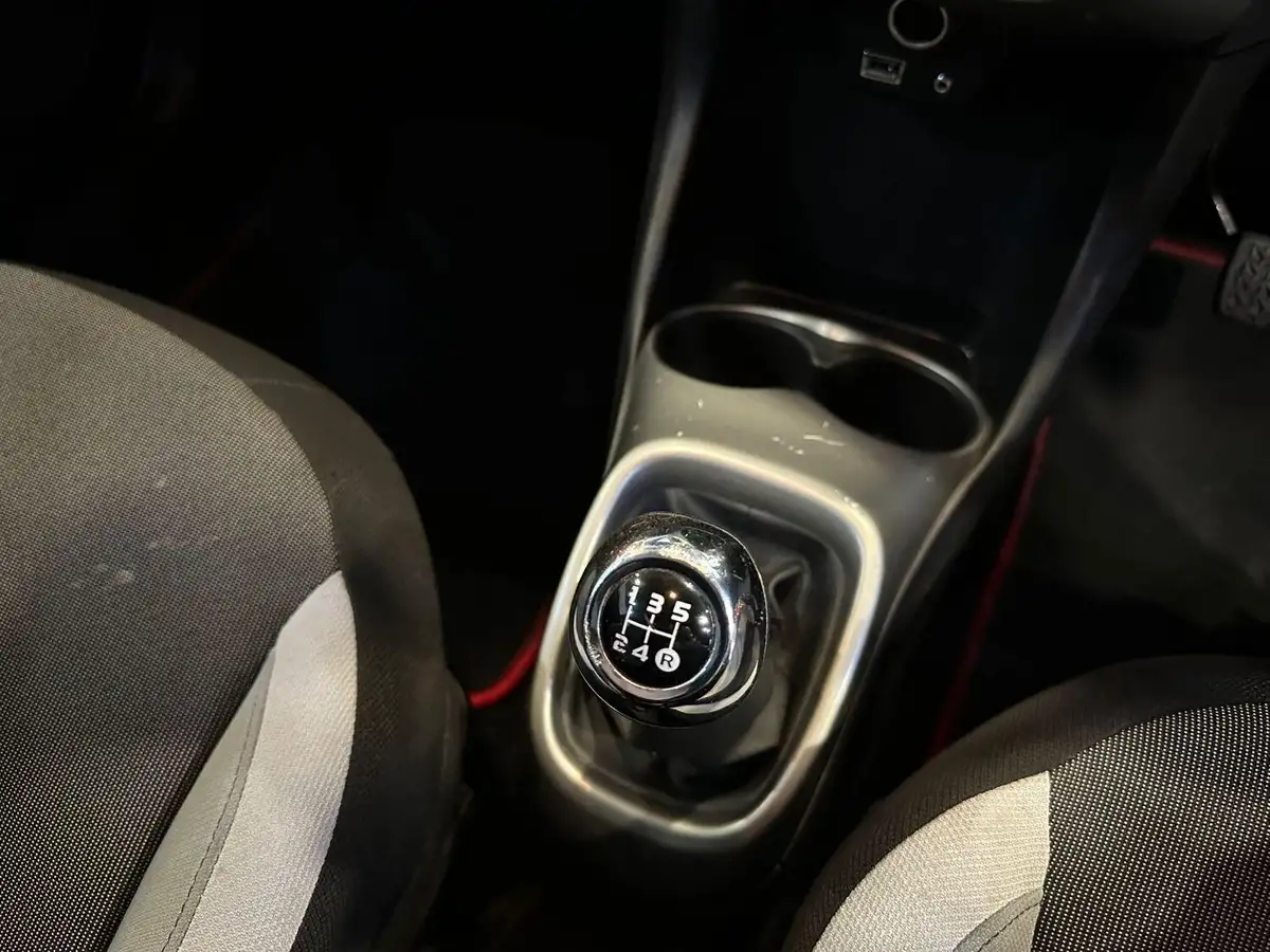 2016-toyota-aygo-10-vvt-i-x-play-68bhp-5d-big-12