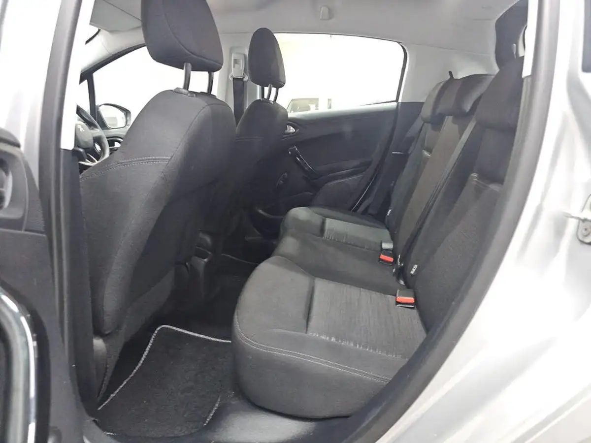 2015-peugeot-208-10-access-5d-big-20