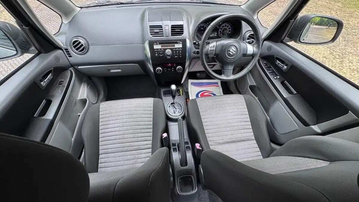 2010-suzuki-sx4-16-sz4-hatchback-5d-auto-big-2