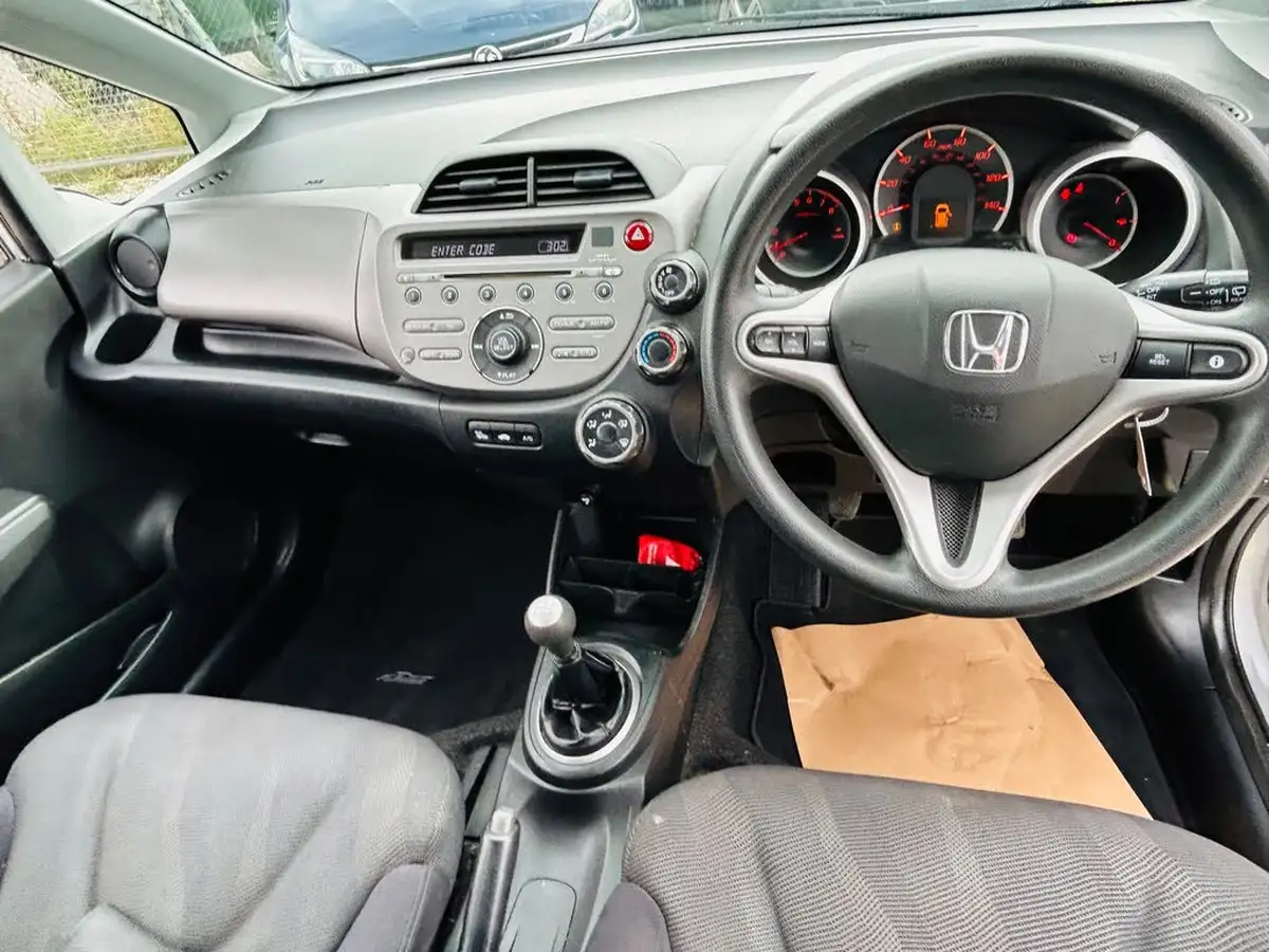 2009-honda-jazz-14-es-t-big-11