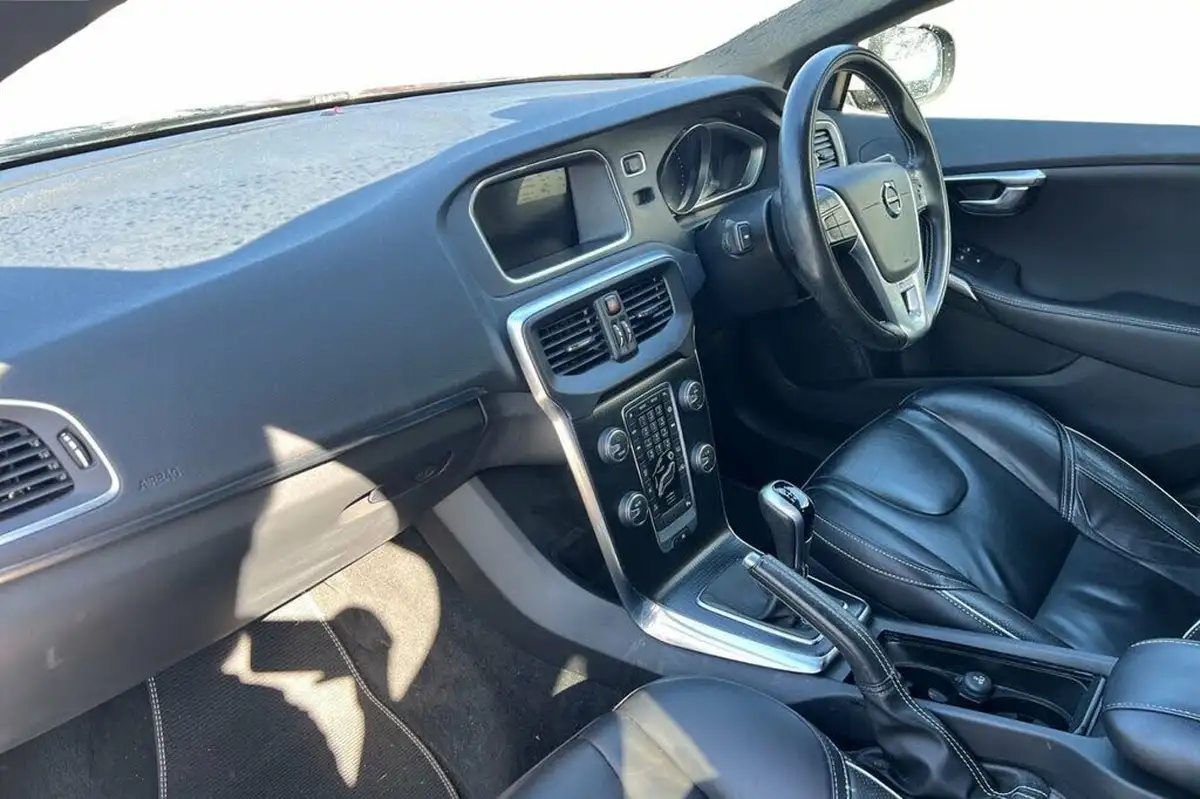 2019-volvo-v40-20-t3-r-design-edition-big-10