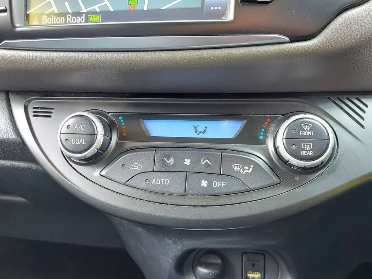 2020-toyota-yaris-15-vvt-i-icon-98bhp-hybrid-1497cc-e-cvt-big-37