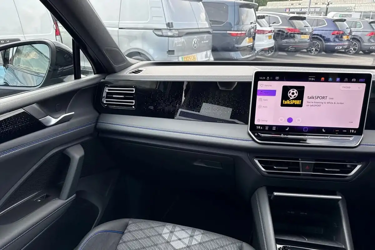 2024-volkswagen-tiguan-15-etsi-r-line-big-19