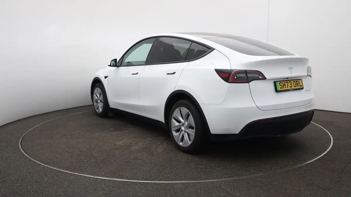 2023-tesla-model-y-e-long-range-big-59