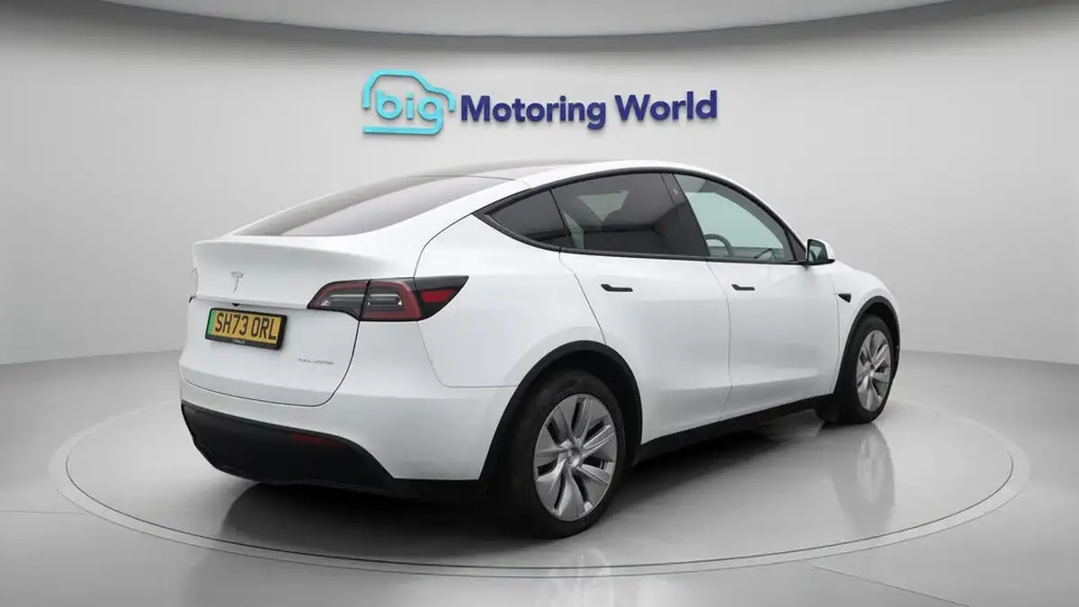 2023-tesla-model-y-e-long-range-big-7