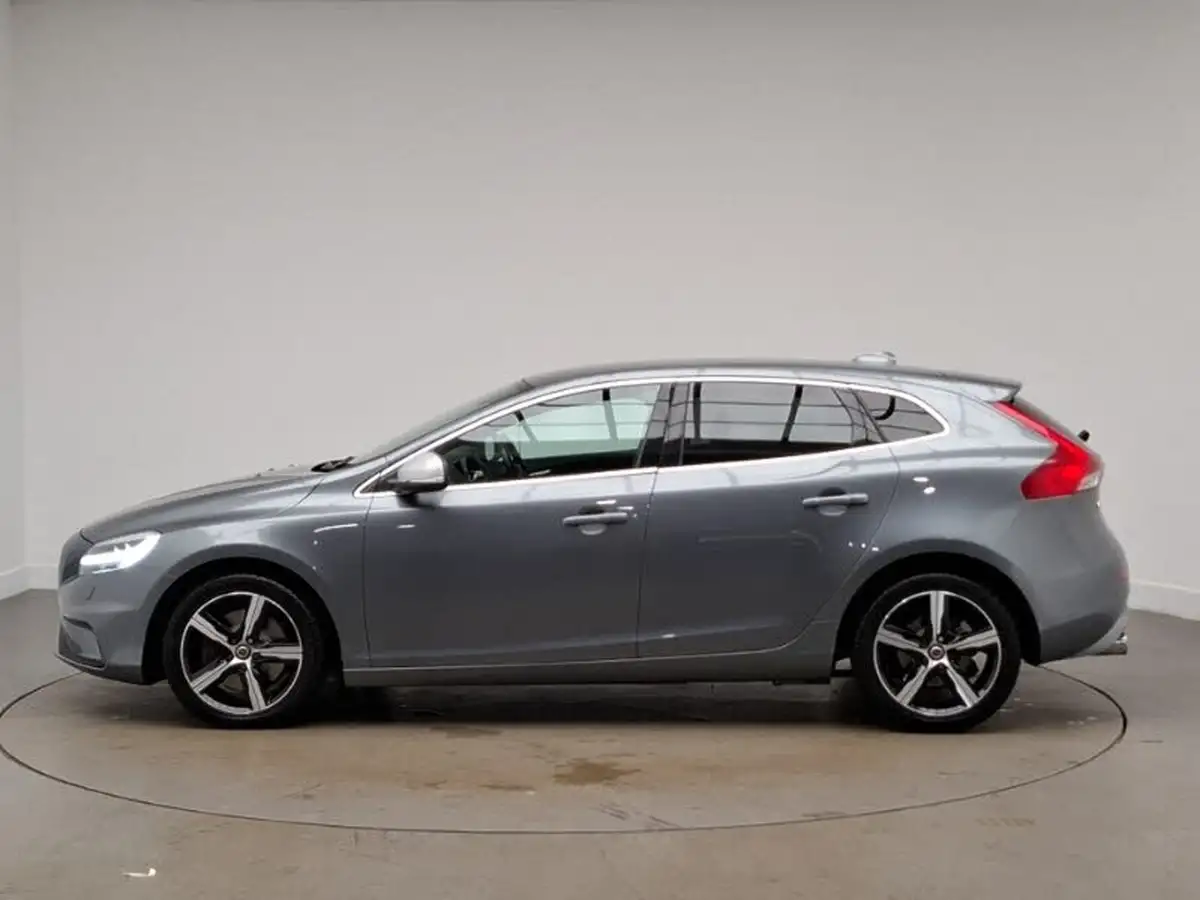 2019-volvo-v40-15-t2-r-design-edition-big-3