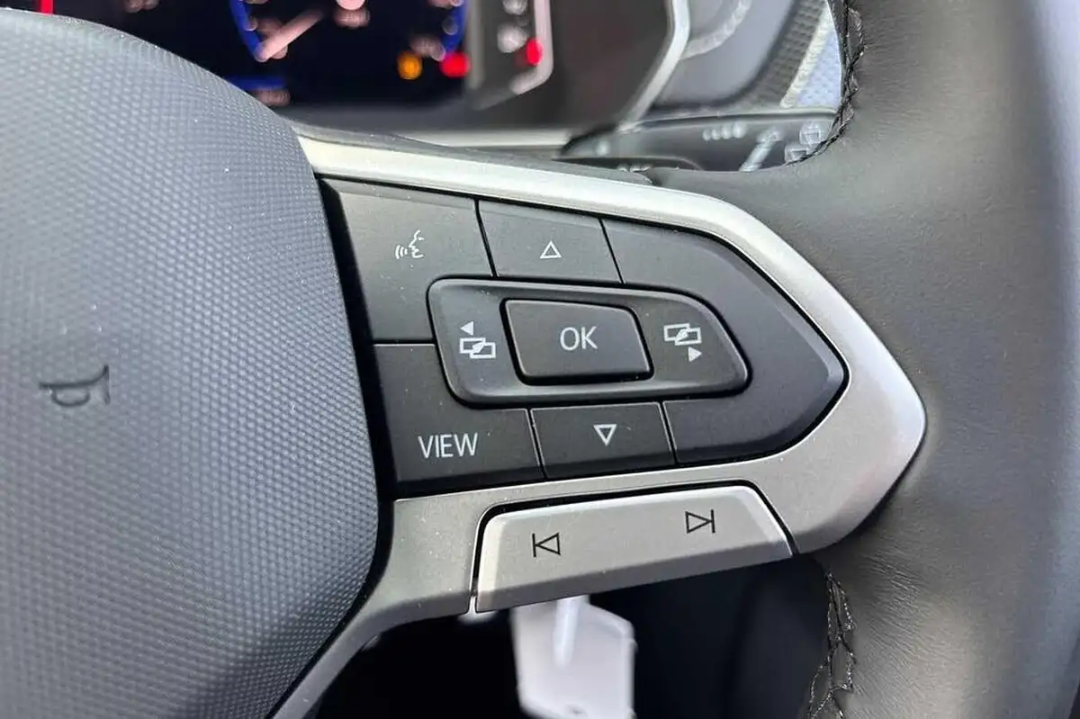 2025-volkswagen-t-cross-10-tsi-r-line-dsg-big-16