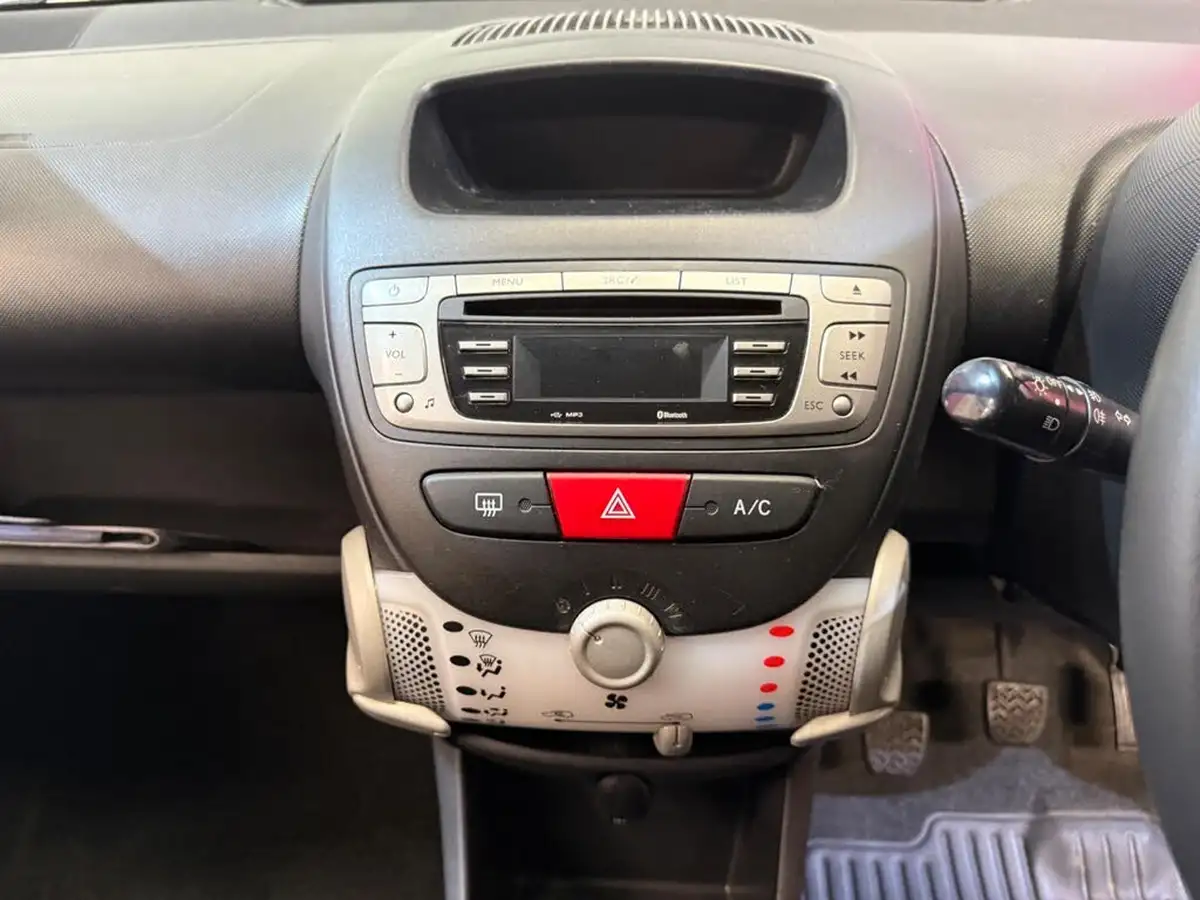 2013-peugeot-107-10-allure-5d-big-46
