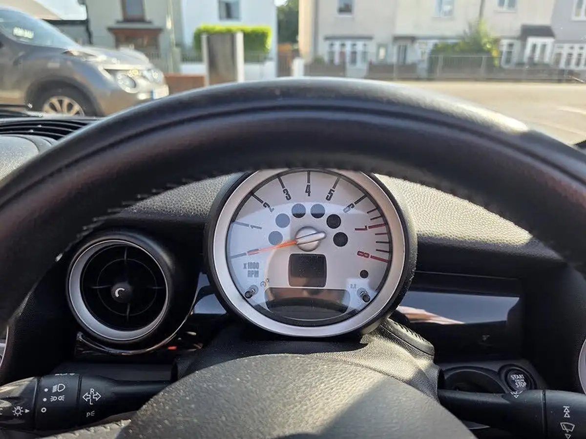 2010-mini-cooper-16-cooper-120bhp-convertible-2d-big-12