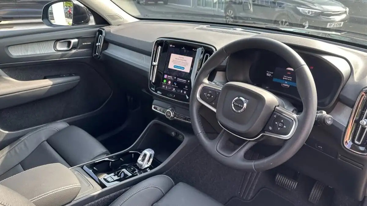 2025-volvo-xc40-20-b4-ultra-dark-big-3
