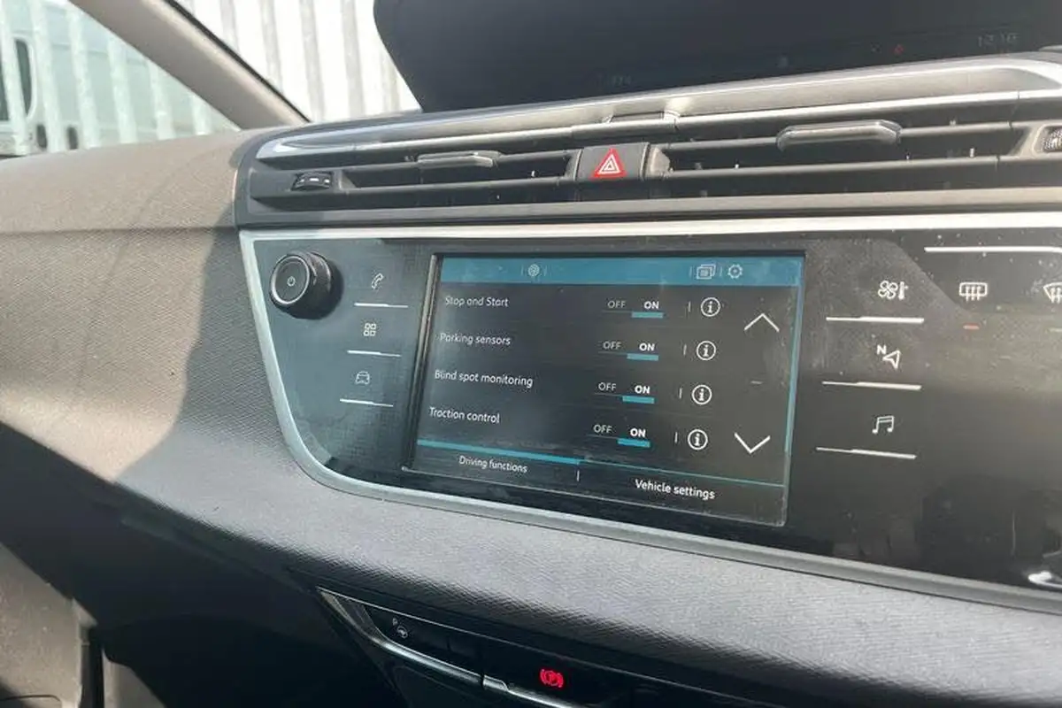 2018-citroen-c4-spacetourer-15bluehdi-flair-big-32