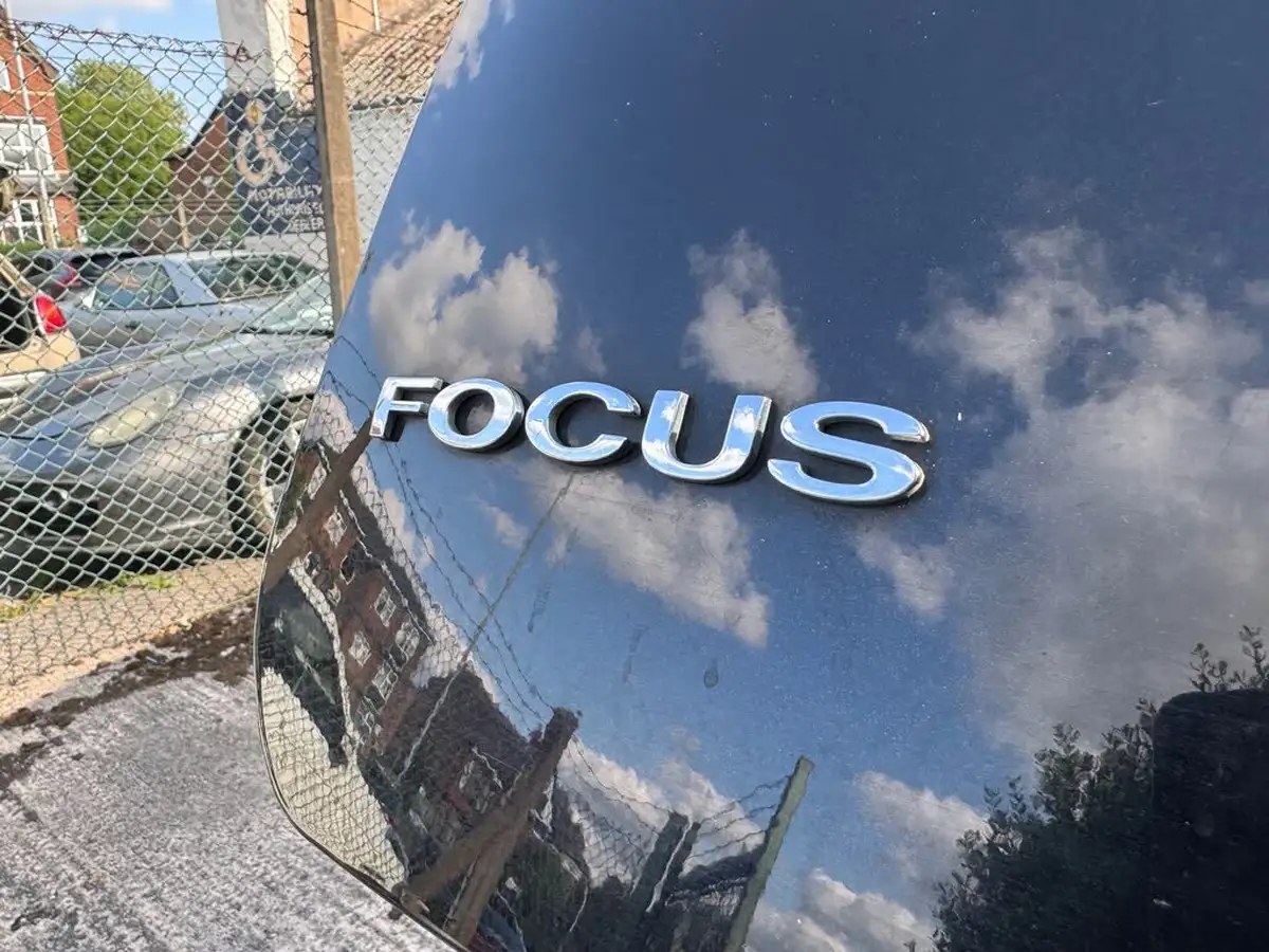 2010-ford-focus-16td-titanium-hatchback-big-18