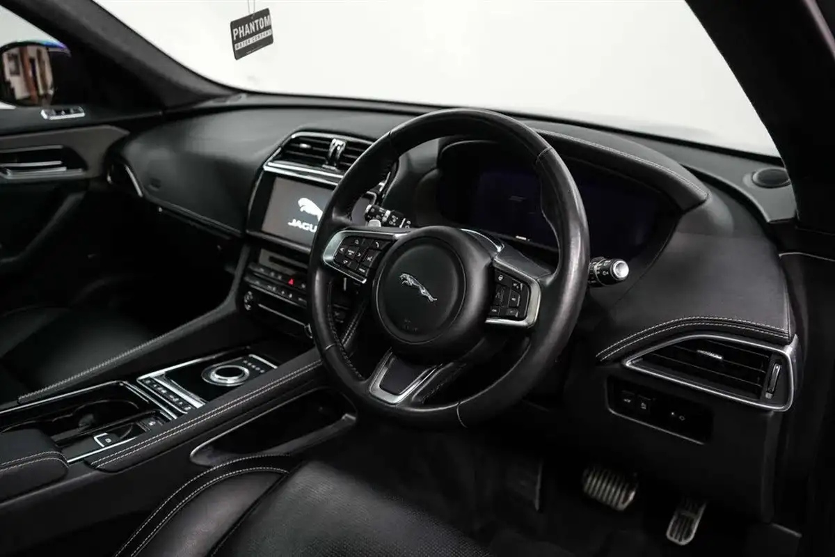 2020-jaguar-f-pace-20i-chequered-flag-big-13
