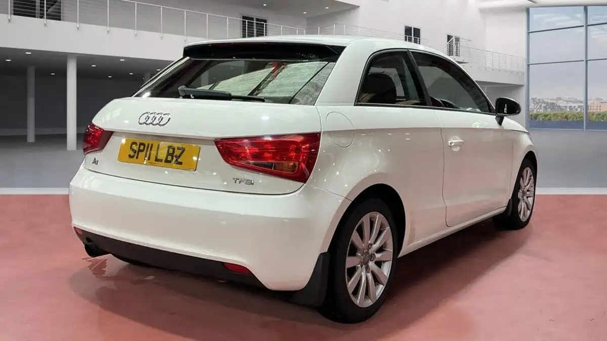 2011-audi-a1-12-sport-hatchback-3d-big-3