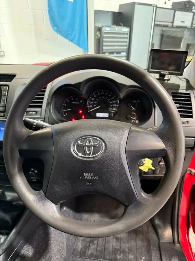 2015-toyota-hi-lux-25td-active-vsc-double-cab-pickup-big-17