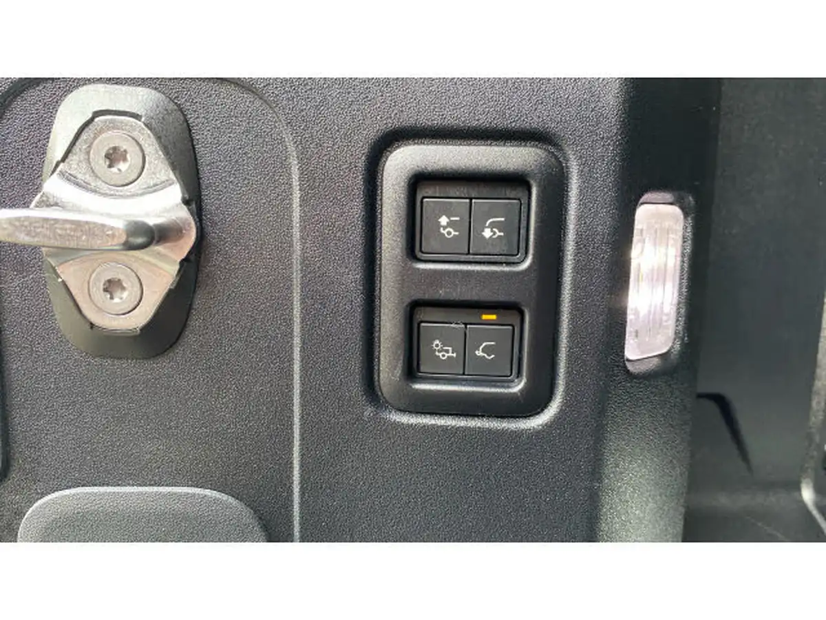 2022-land-rover-90-defender-50-p525-v8-big-30