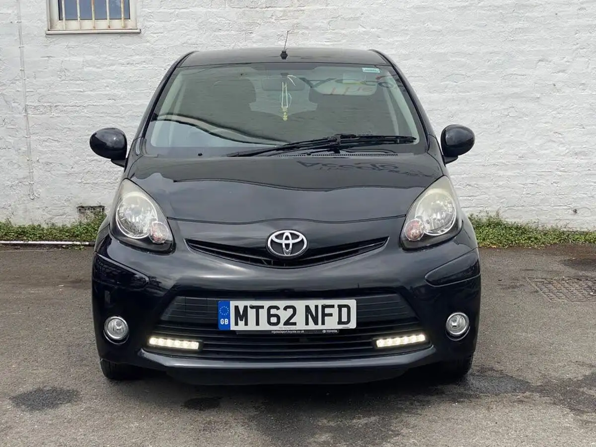 2012-toyota-aygo-10-aygo-fire-5d-big-3