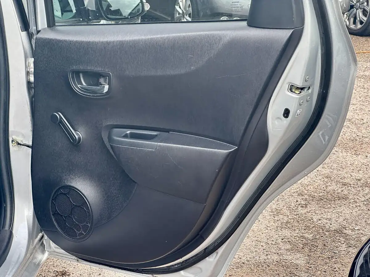2012-toyota-yaris-15-vvt-i-t4-big-32