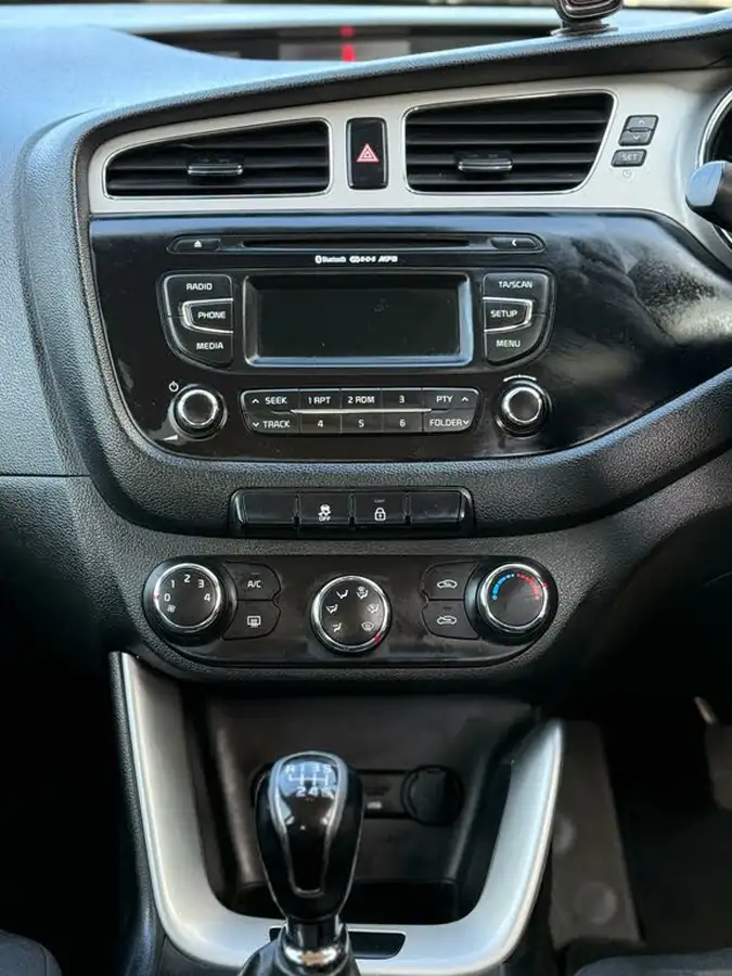 2013-kia-ceed-16crdi-2-hatchback-big-15