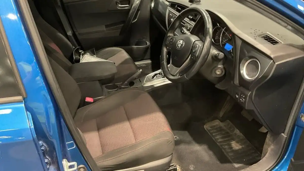 2013-toyota-auris-16-sport-hatchback-multidrive-s-big-14