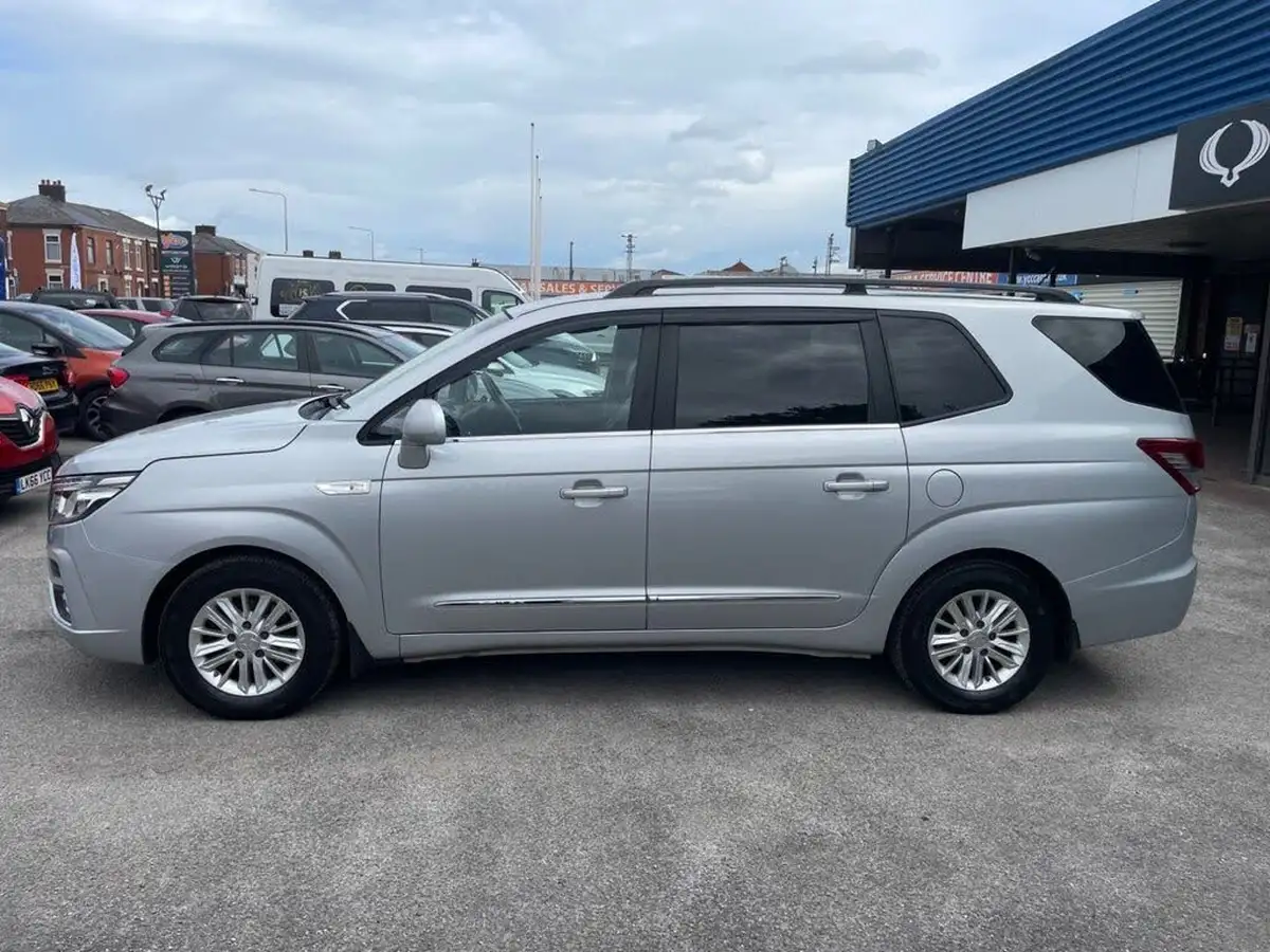 2019-kgm-ssangyong-turismo-22td-ex-big-7