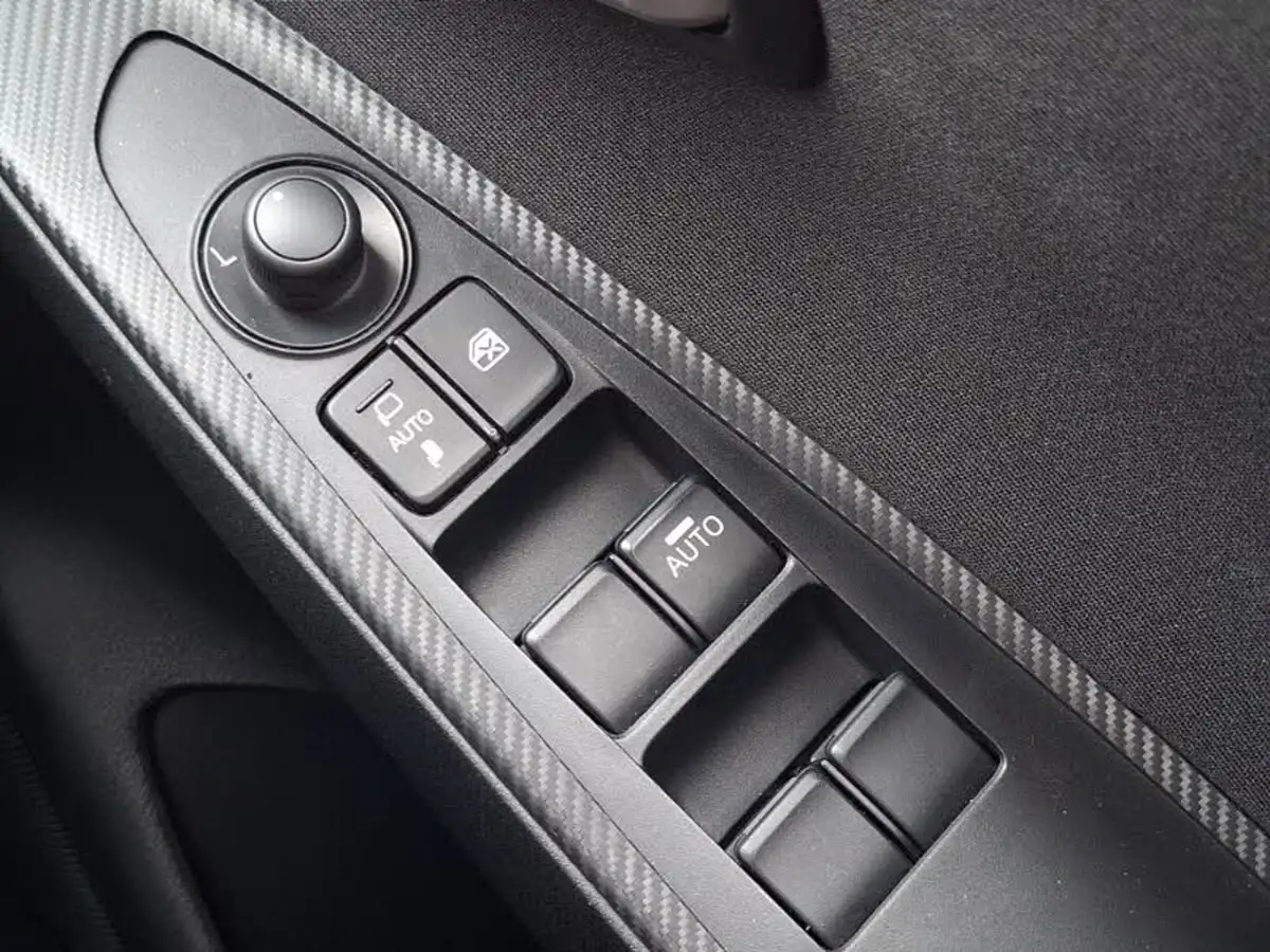 2024-mazda-mazda2-15-skyactiv-g-centre-line-big-17