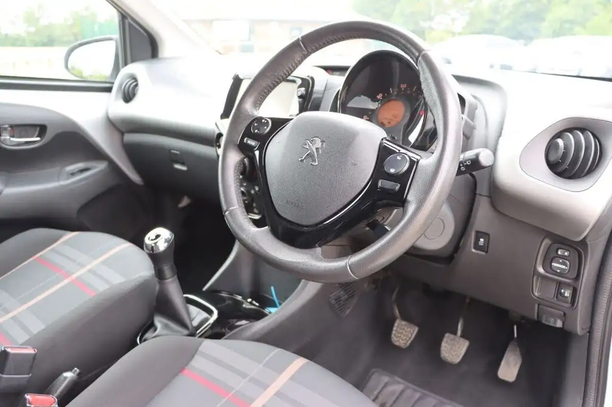 2015-peugeot-108-12-allure-vti-puretech-hatchback-5d-big-14