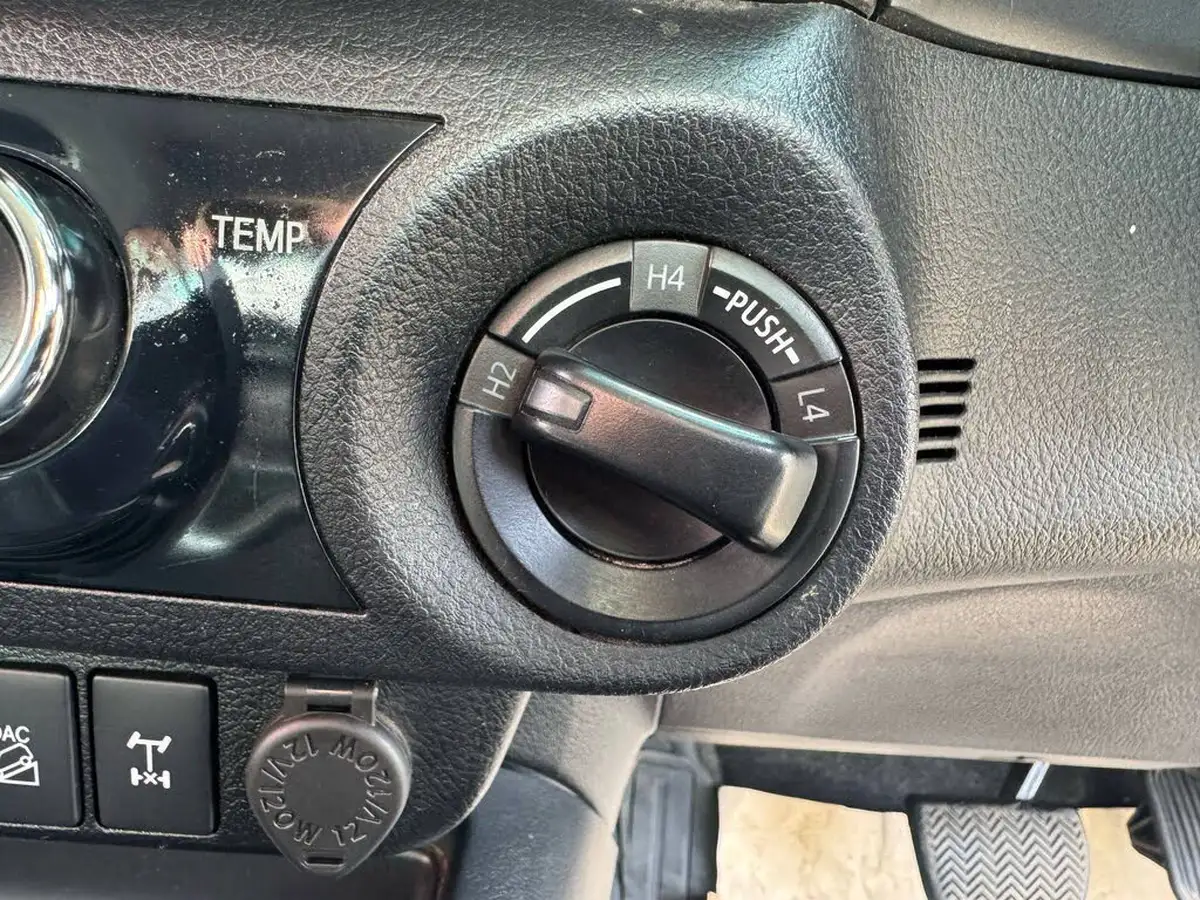 2020-toyota-hi-lux-24d-4d-invincible-150hpeu6dt-e-35t-auto-big-25