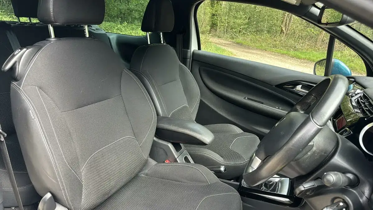 2015-citroen-ds3-12-dstyle-plus-big-63