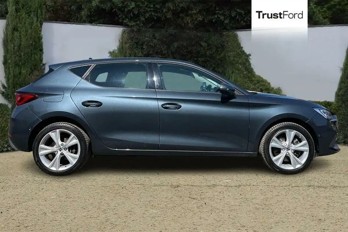 2021-seat-leon-14-e-hybrid-fr-hatchback-big-2