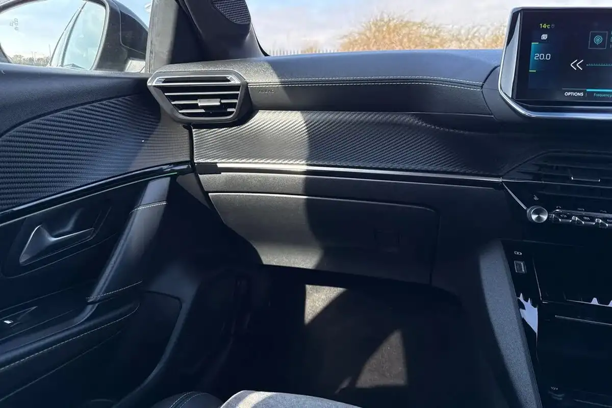 2021-peugeot-208-e-gt-premium-big-14