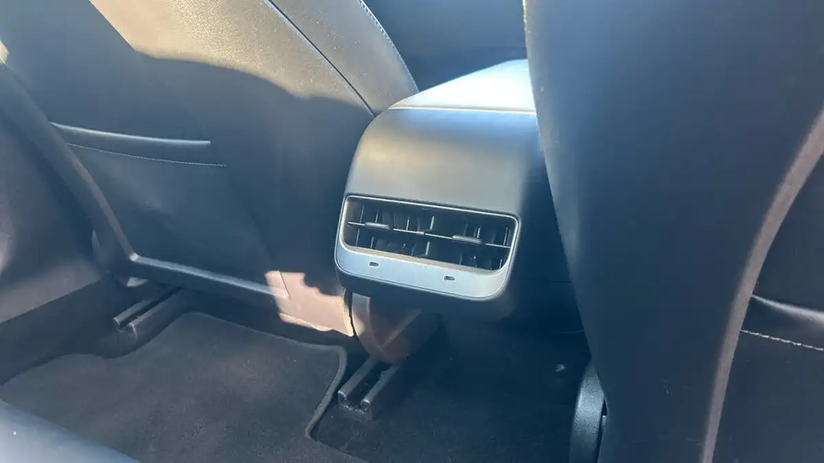 2020-tesla-model-3-e-long-range-big-17