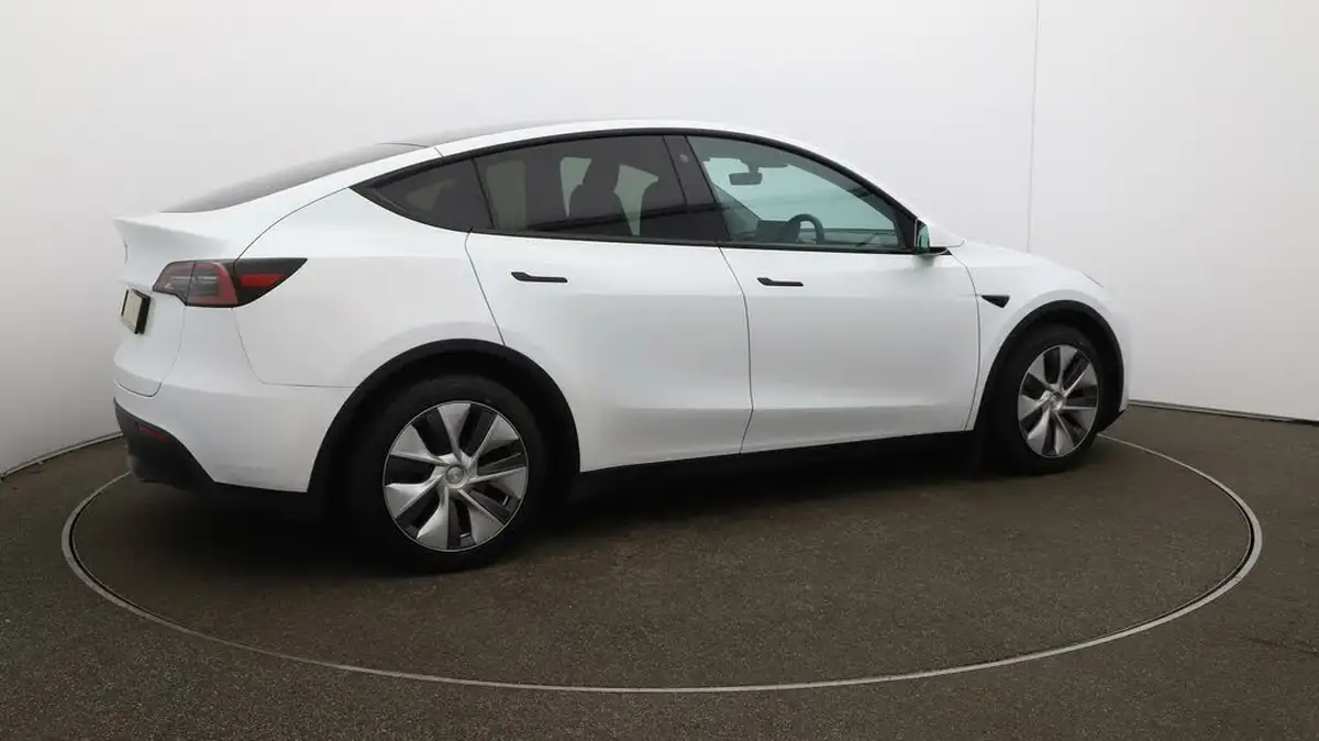 2022-tesla-model-y-e-rwd-big-50