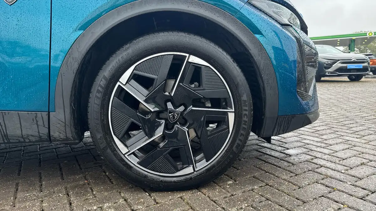 2023-peugeot-408-12-puretech-gt-130ps-ss-eat8-big-16