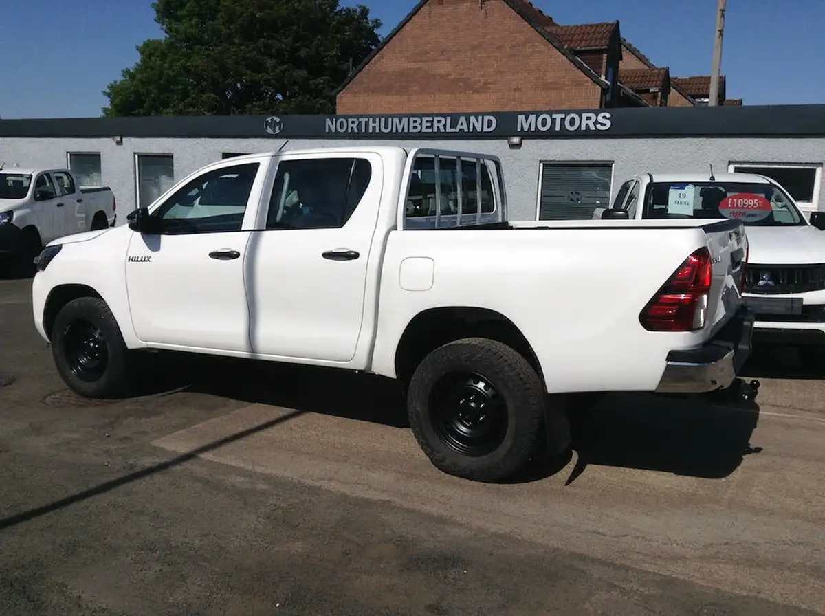 2021-toyota-hi-lux-24d-4d-active-150hpeu6dt-e-double-pick-up-big-9