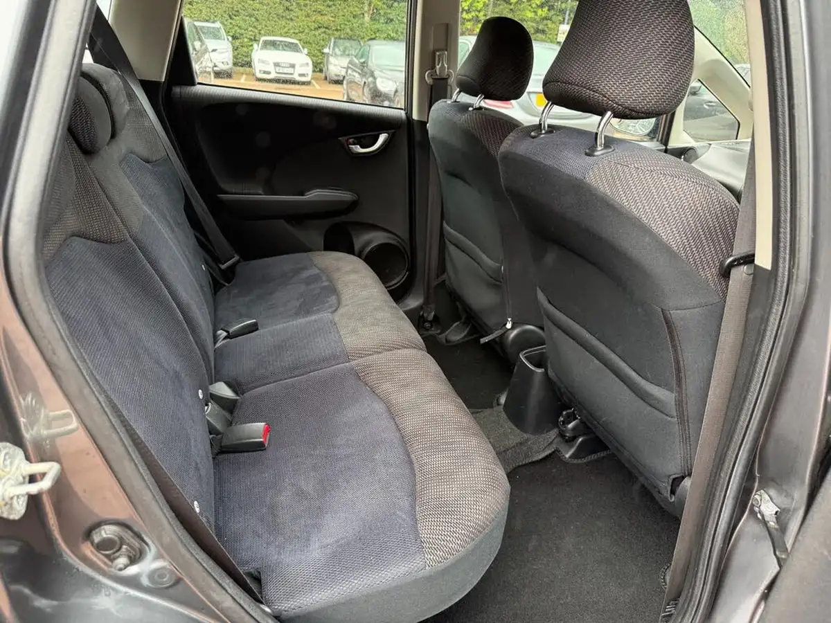 2012-honda-jazz-14-es-cvt-big-28