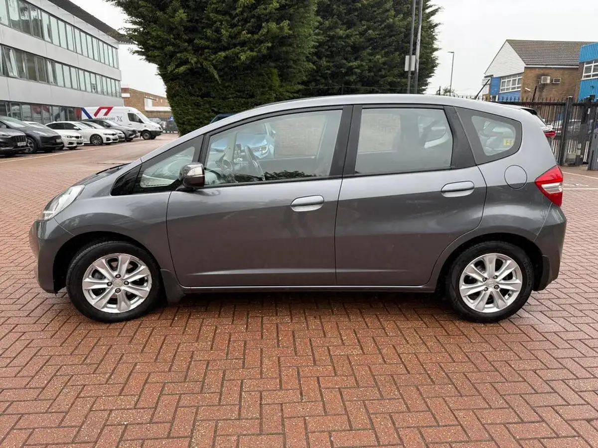2012-honda-jazz-14-es-cvt-big-4