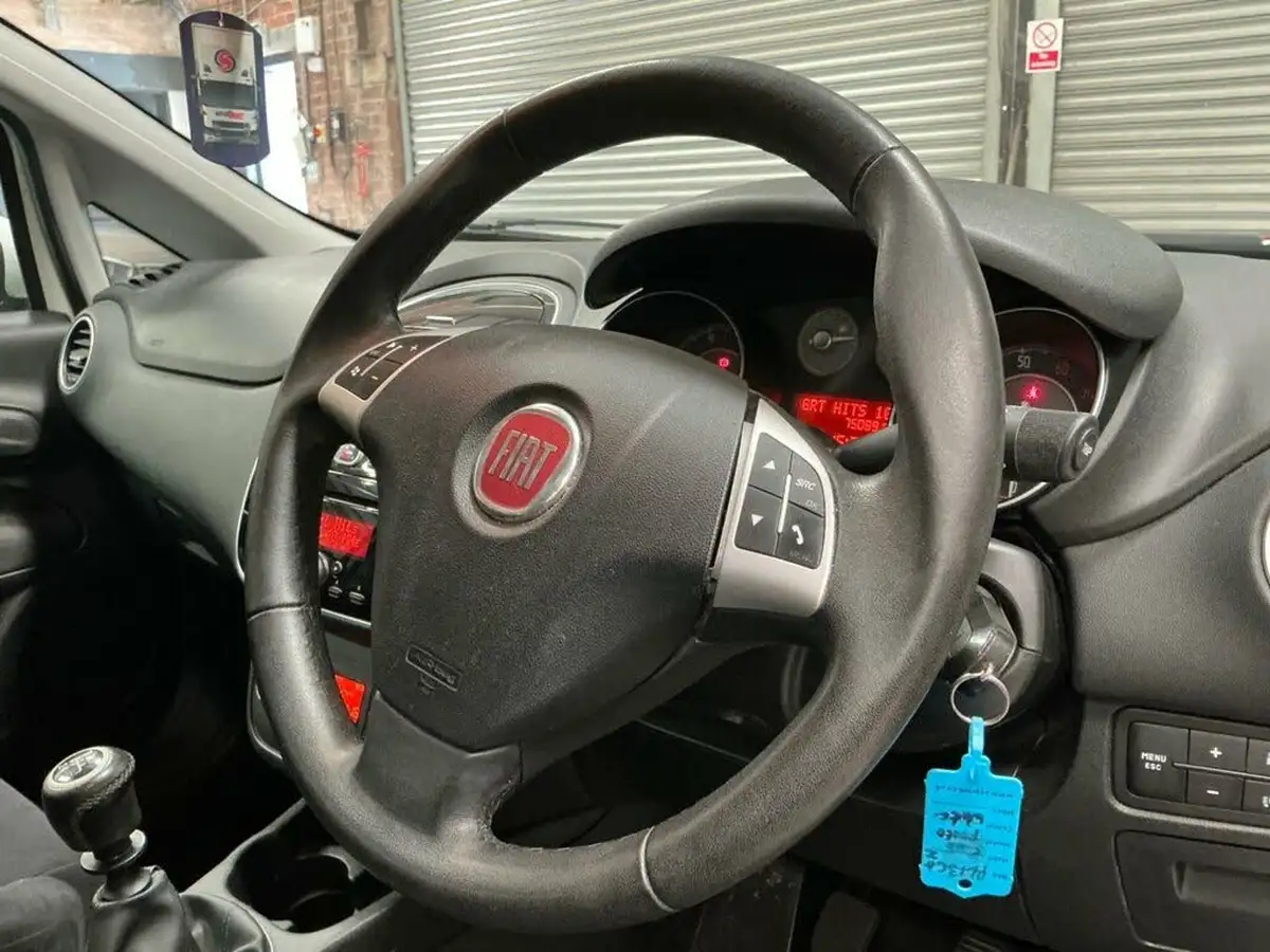 2013-fiat-punto-12-easy-no-ss-5d-big-14