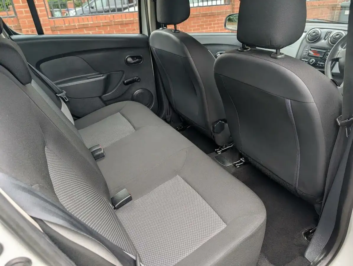 2014-dacia-sandero-12-ambiance-big-35