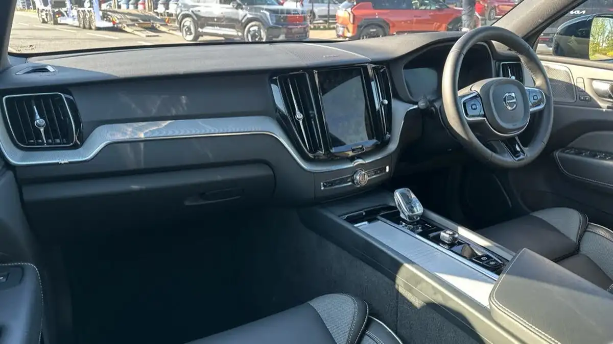 2024-volvo-xc60-20-b5-plus-black-edition-big-3