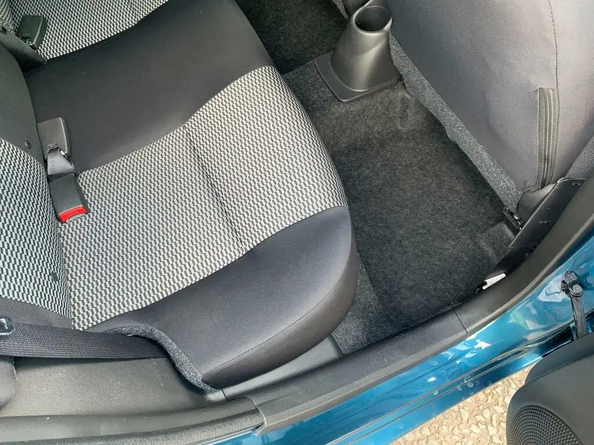 2017-nissan-micra-12-vibe-big-19