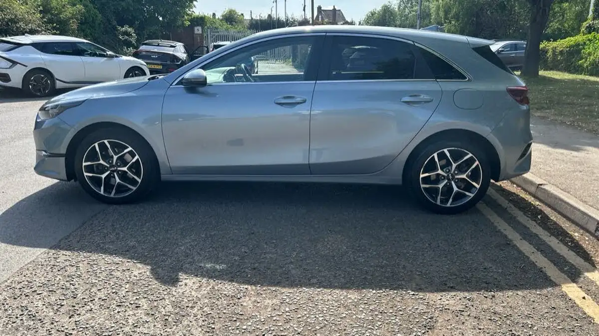 2022-kia-ceed-15-t-gdi-3-hatchback-big-29