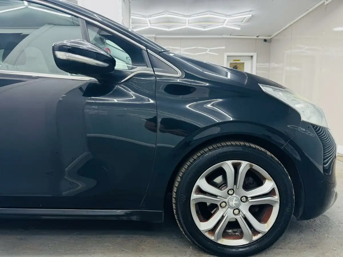 2013-peugeot-208-14td-allure-14hdi-5d-big-9