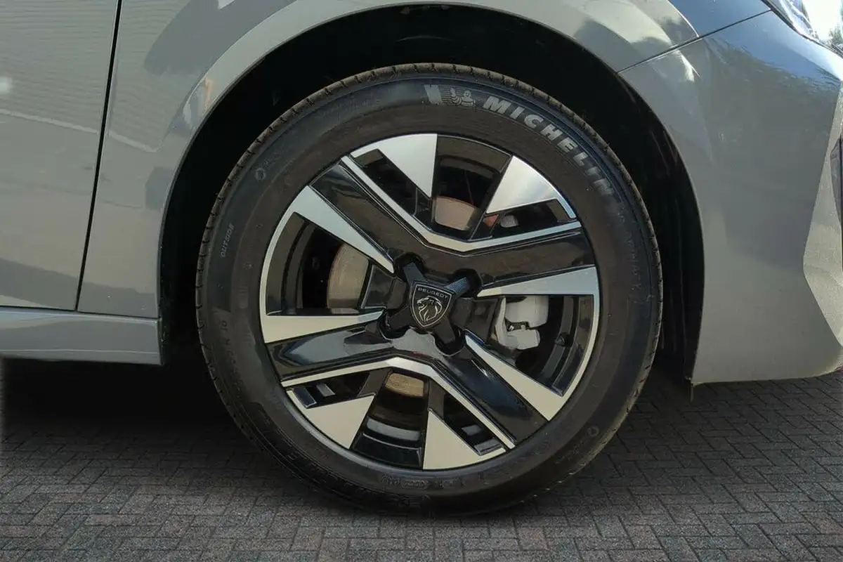 2025-peugeot-208-12-puretech-allure-big-8