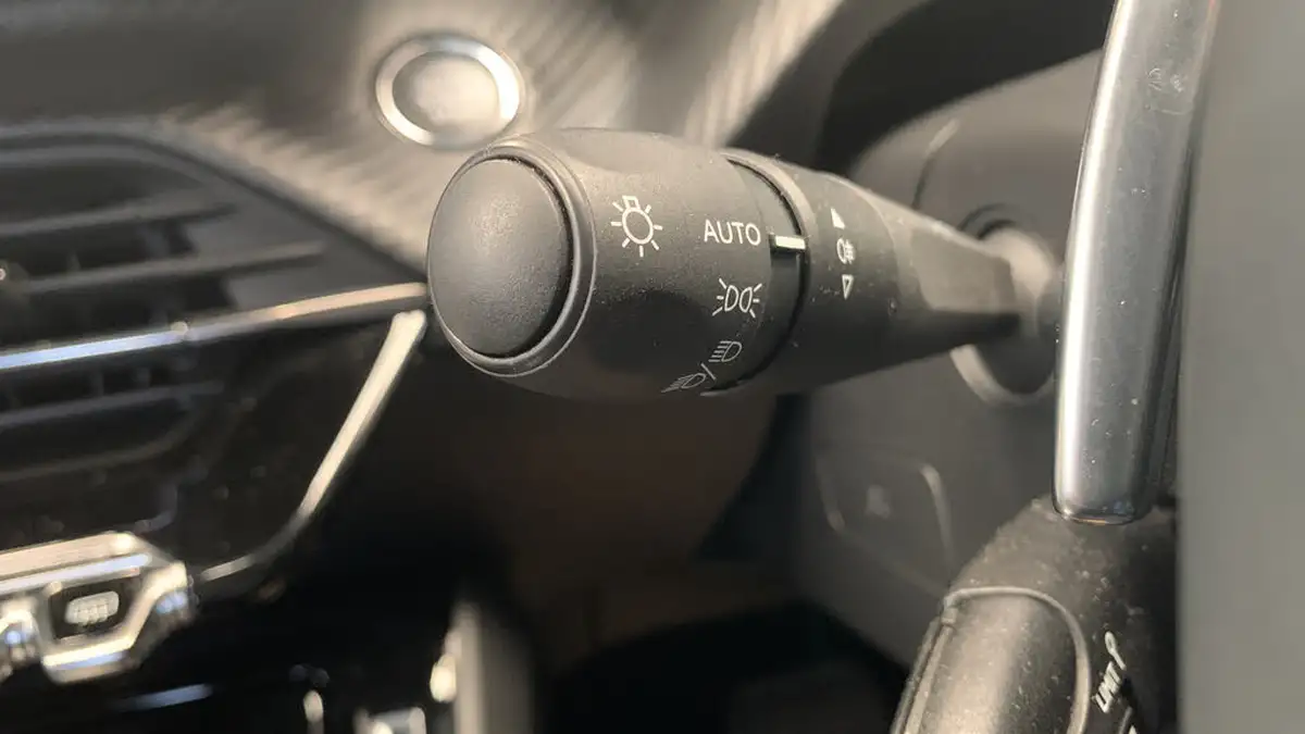 2022-peugeot-208-12-puretech-allure-premium-100bhp-eat8-big-26